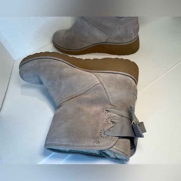 UGG CLASSIC MINI DREW SUNSHINE PERF SEAL BOW ANKLE BOOT - Picture 5 of 16